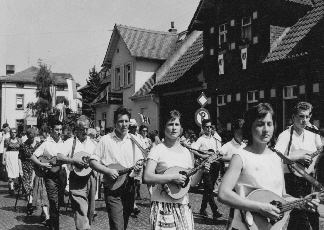 2014-33-4 Mandolinengruppe Festzug Seligenstadt 1961