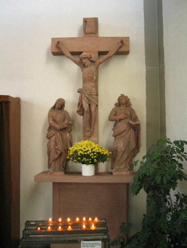 2014-40-1 Steinkreuz 2004 in Kirche