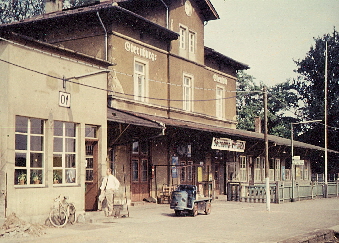 2017_33_01 Bahnhof alt Obernburg-Elsenfeld Bahnsteigsperre  Gleisseite gross 1960 Sperre