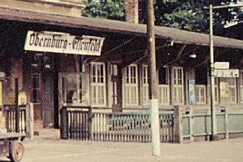 2017_41_01 Bahnhof alt Obernburg-Elsenfeld Bahnsteigsperre  Gleisseite gross 1960