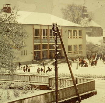 2018_12_5 Blick von Lindenstraße auf Volksschule, Kinder spielen im Schnee, Zaun um Grundstück Gefängnis