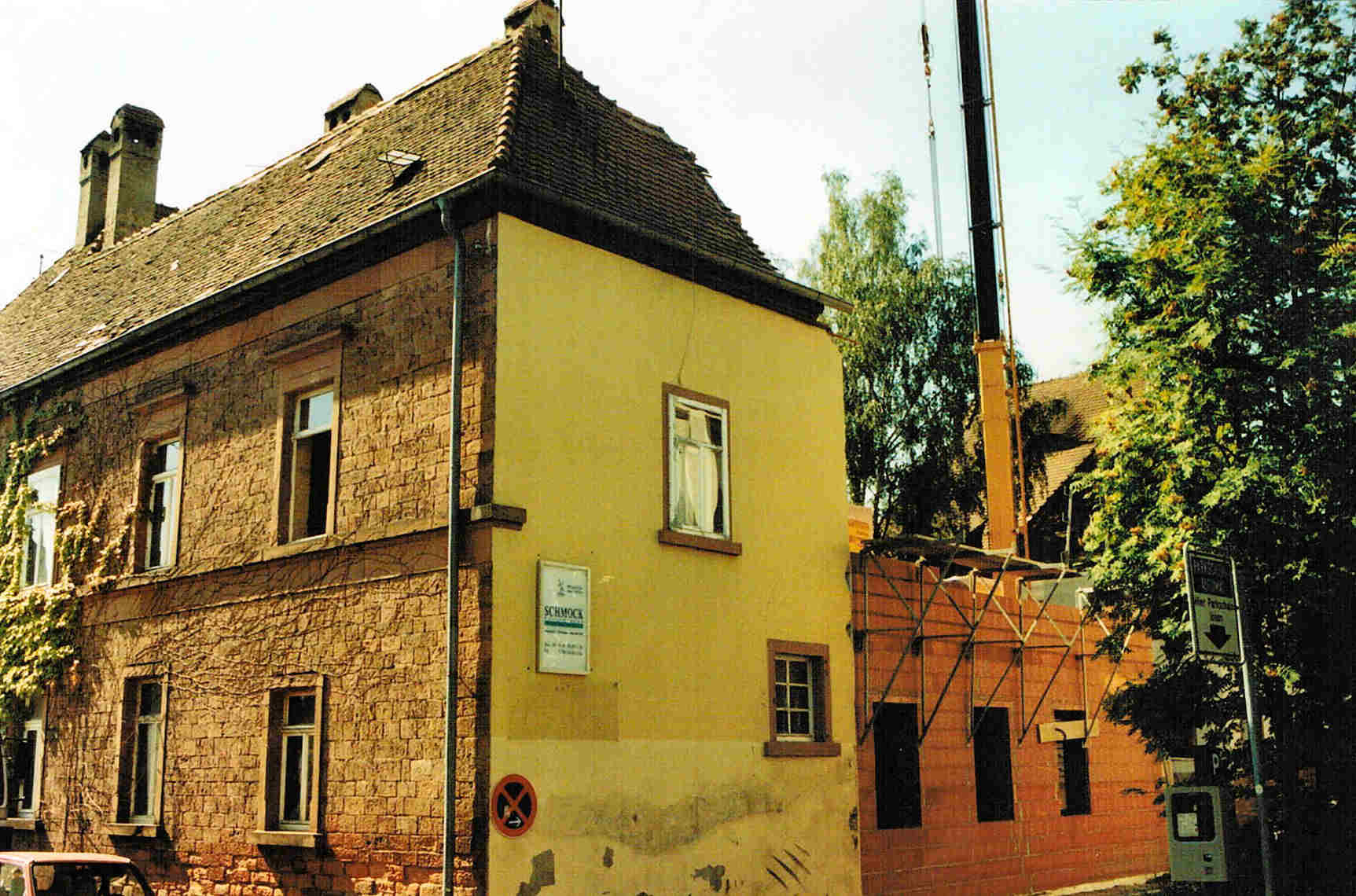 Rohe Anbau von 1999 aus der Sicht Juliusstraße