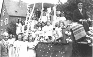 Apfelblütenkönigin von 1949, Maria Reis, mit ihrem Hofstaat