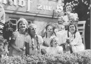 Blütenkönigin mit ihren Prinzessinnen