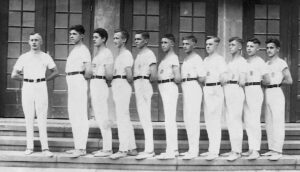 Turnriege Felix Raups vor Stadthalle ca 1927