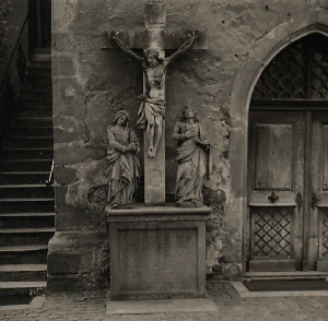 Steinkruzifix vor alter Kirche