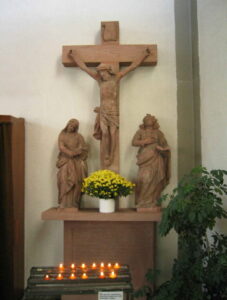Steinkreuz 2004 in Kirche