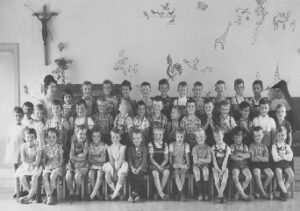 1958 Mit Schwester Elma im Turnraum
