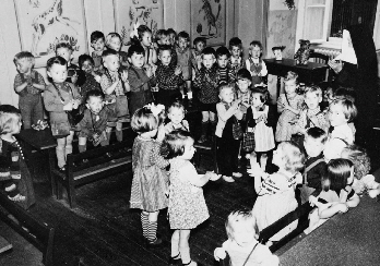 1955 Mit Schwester Elma im Gruppenraum