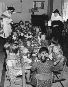 Schwester Elma mit Erzieherin “Tante Elfriede”