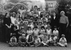 Schwester Isolde mit den Vorschulkindern 1983
