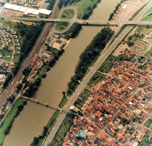 Die B469 trennt die Stadt vom Main