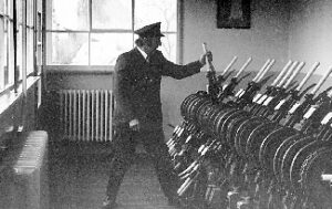 Gerhard Willmann beim manuellen Stellen der Weichen und Signale