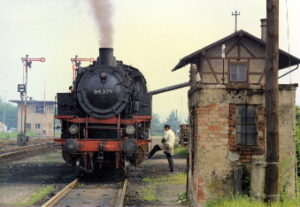 Obernburg Ausfahrt Kleinwallstadt mit Stellwerk und Wassertankstelle1960