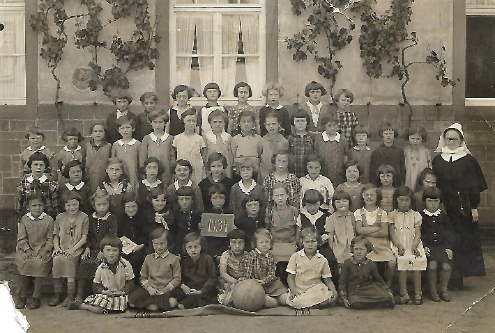 Mädchenschule Jahrgang1927/28 im Jahr 1934