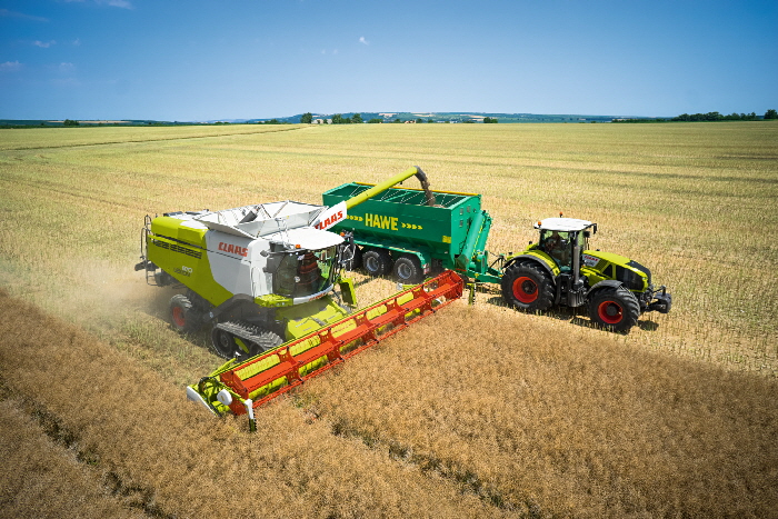 Mähdrescher mit Erntewagen, Werksfoto Claas