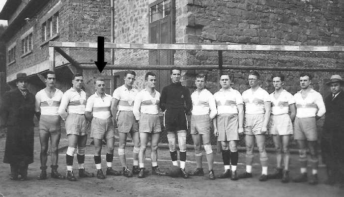 Valentin Ballmann (Pfeil) als Handballspieler