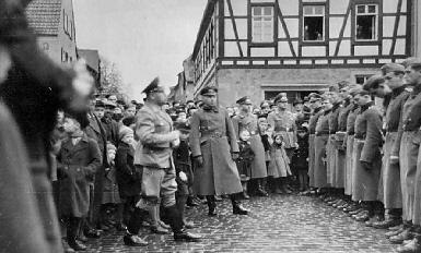 Soldaten vor dem Rathaus