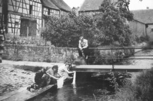 Wasserpforte Frauen beim Wäscheauswaschen 1950