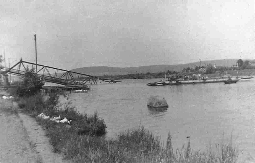 Brücke eingestürzt und Fähre