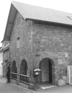 Buntsteinbogenhaus