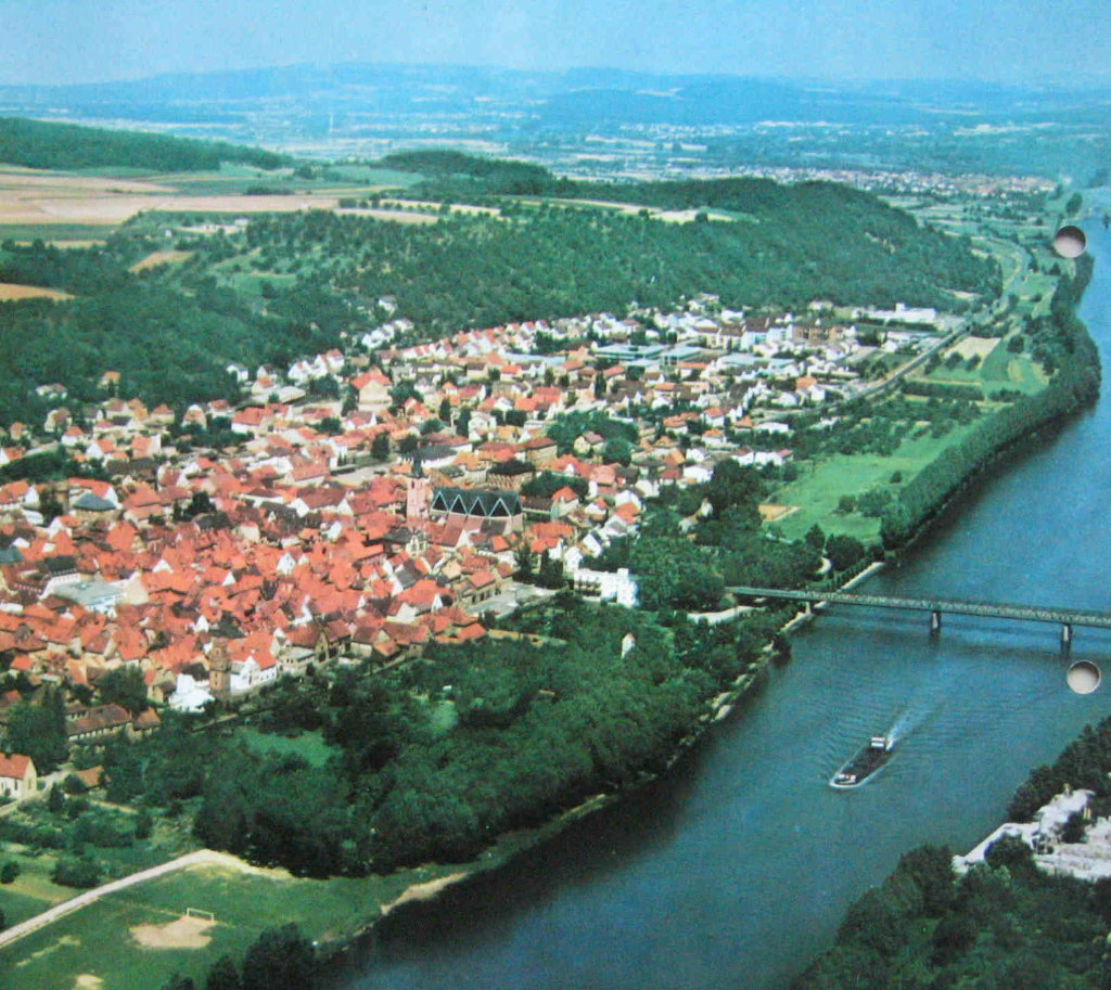 Obernburg aus der Luft vor Schnellstrasse mit Mainsportplatz
