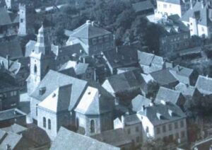Kirche mit Pfarrhaus