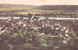 Alter Blick vom Berg auf Stadt mit Brücke