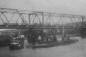 Mainbrücke mit Fähre bei Hebung