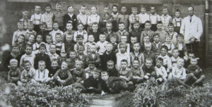 Josef Michelbach im Jahr 1931 mit den 75 Schülern