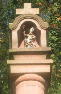 Urbanusbildstock Kopf mit Figur