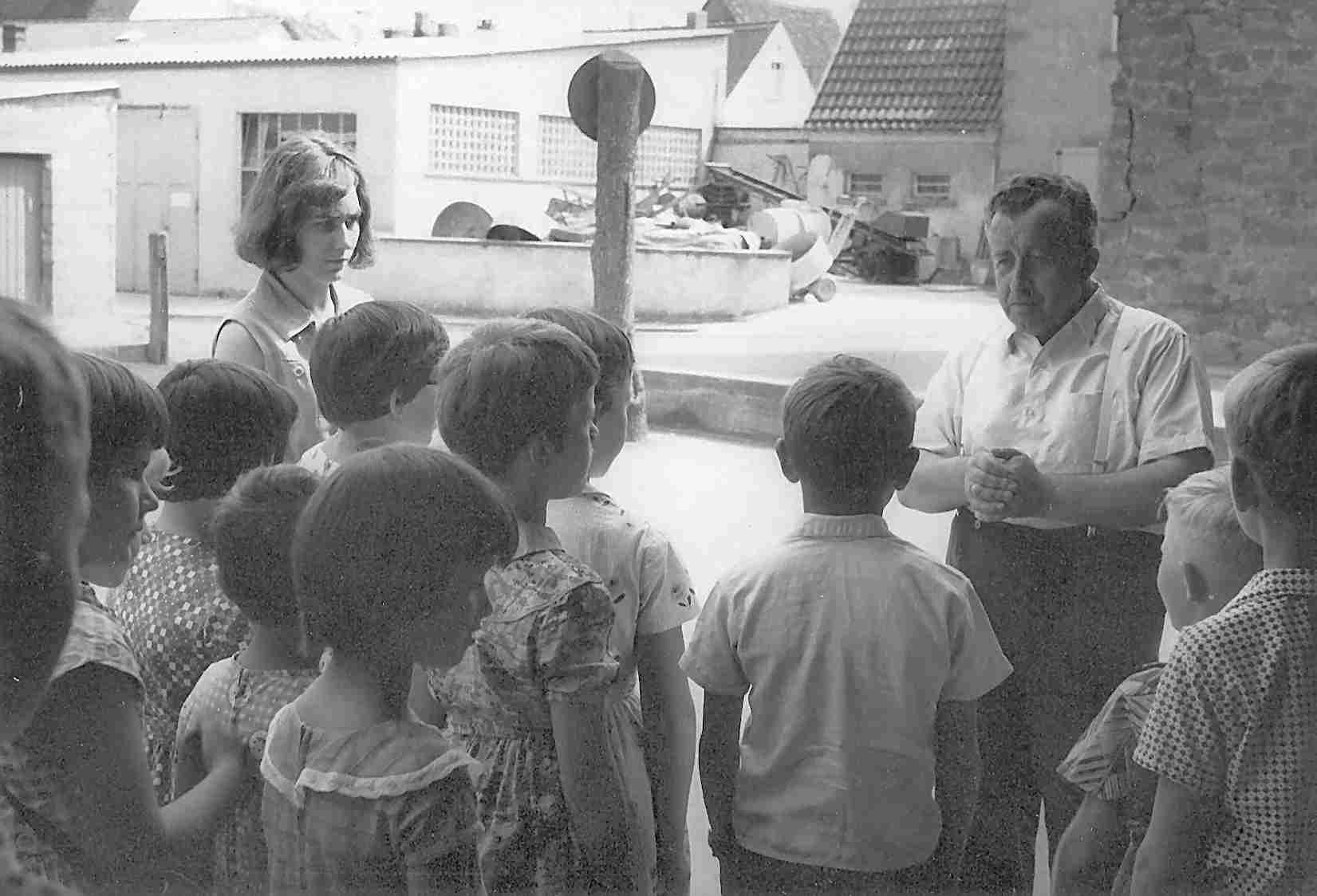Weiler bei einer Stadtführung mit Schülern