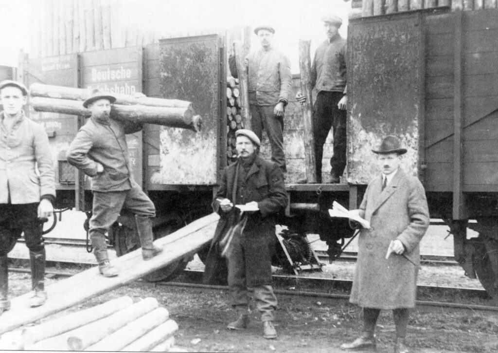 Verladen Grubenholz am Bahnhof